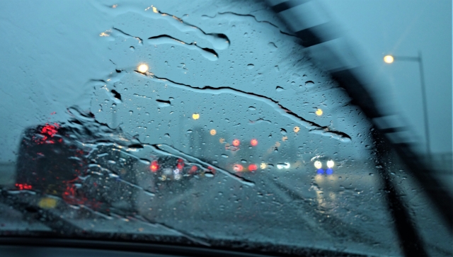 雨に打たれてのドライブデート：意外な楽しさと新しい発見